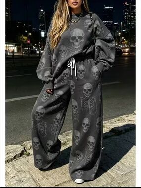 New 2 pc Skull Print Sweatshirt & Sweatpants Set